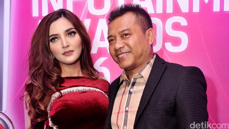 Ashanty kini sedang menjalani sidang lantaran terlibat kasus tuduhan wanprestasi. Sebagai suami, Anang pun selalu mendukung Ashanty.