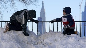 Badai Salju Mereda, Bandara di New York City Mulai Beroperasi