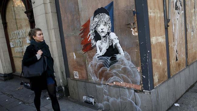 Dari Australia sampai Bethlehem, Banksy mencorat-coret tembok dengan tulisan dan gambar yang berisi kritik sosial.