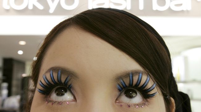 Tren eyelash extention tengah naik daun. Ada beberapa hal yang harus diperhatikan sebelum Anda menanam bulu mata palsu.
