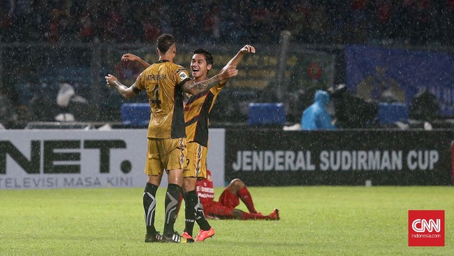 Jika para kontestan Liga 1 umumnya mengadakan uji tanding menghadapi klub lokal, Mitra Kukar memilih berduel dengan kesebelasan juara dari Malaysia.