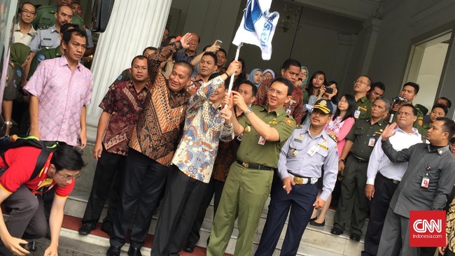 Opsi menjadikan bus-bus PNS sebagai bus komersial menjadi pilihan yang cukup baik dibandingkan menghilangkan atau memundurkan jam penjemputan.
