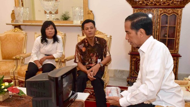 Pangsa pasar televisi Maxreen buatan Kusrin adalah masyarakat kelas menengah ke bawah dengan harga jual Rp400 ribu-Rp500 ribu per unit.