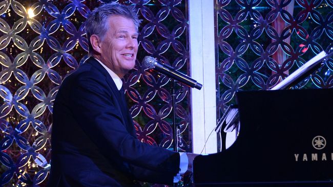 Berkolaborasi dengan enam musisi yang berbeda, penampilan David Foster di Java Jazz Festival 2016 dipenuhi canda tawa.