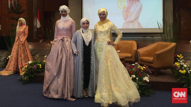 Setelah menampilkan kemewahan batik prada tahun lalu, kali ini ia akan membawa mutiara Lombok untuk ditunjukkan di panggung dunia.