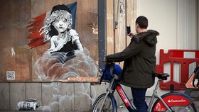 Cara Banksy Memprotes Kekerasan Terhadap Pengungsi Suriah