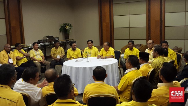 Opsi dikemukakan karena selama ini dinilai belum ada syarat yang memenuhi untuk diselenggarakannya Munaslub. Jika Ical mundur, maka munaslub bisa digelar.