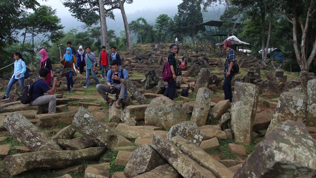 Di lokasi dekat area permukiman kuno juga pernah ditemukan barang-barang seperti berbagai pernak-pernik seperti keramik, tembikar, dan benda-benda pusaka.