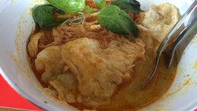 Mencecap Hangat dan Gurihnya Laksa Bihun di Tangerang