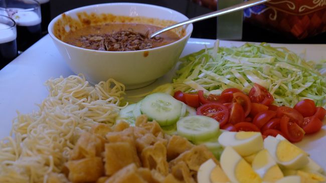 Gado-gado buatan Jamie Oliver menuai banyak komentar netizen, bagaimana sebenarnya resep gado-gado yang dibuat oleh Oliver?
