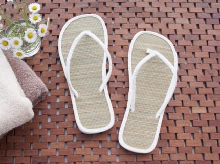 Heboh Pria Nikahi Kekasihnya dengan Maskawin Sandal Jepit, Ini Alasannya