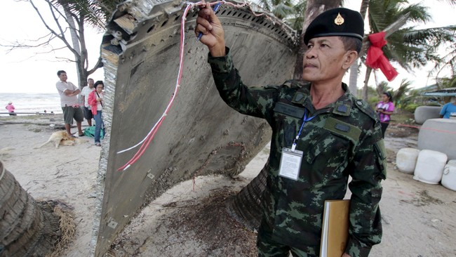 Puing berukuran lebar 2 meter dan panjang 3 meter yang ditemukan terdampar di pantai Thailand memicu spekulasi soal puing MH370 yang hilang Maret 2014.