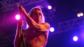 Iggy Pop Menikmati Dilukis Bugil di Kelas Seni