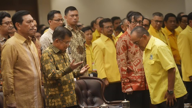 Politikus PPP Arsul Sani berpendapat, partai-partai yang belakangan marak bergabung ke pemerintah tak lantas mesti dibagi-bagi jatah kursi menteri bak kenduri.