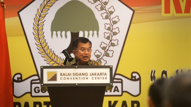 Fadel Muhammad berencana menemui Wakil Presiden Jusuf Kalla untuk membahas status tersangka Ketua Umum Golkar Setya Novanto dalam kasus korupsi proyek e-KTP.