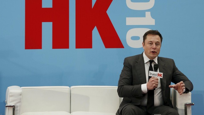 Setelah mobil listrik, ide hyperloop dan terowongan mobil khusus, CEO Tesla Elon Musk tengah berpikir untuk mewujudkan mobil selam James Bond ke dunia nyata.