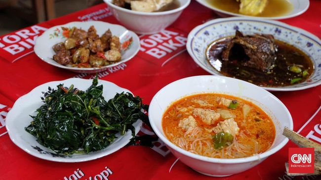 Tersembunyi di pelosok gang kecil di kota Tangerang, aneka olahan sayur langka khas Betawi yang nikmat tersedia di Warung Mpok Kuni.