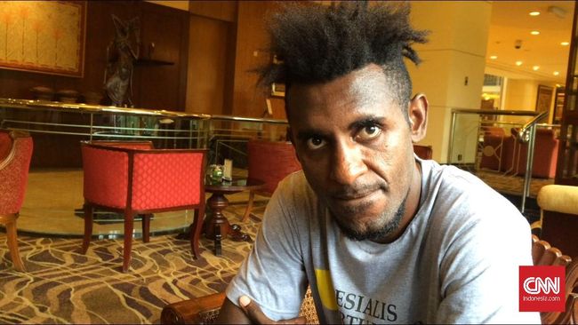Yanto Basna Diklaim Ingin Gabung ke Persipura Presiden Klub Persipura Jayapura, Benhur Tomi Mano mengklaim ada keinginan dari pemain asal Sorong, Papua, Yanto Basna untuk bergabung dengan Mutiara Hitam.