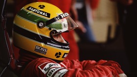 Sly Stallone 15 Tahun Simpan Helm Legendaris Senna