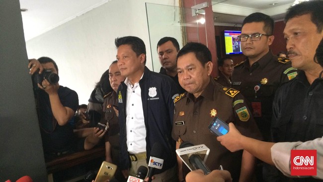 Kejaksaan Tinggi DKI Jakarta menegaskan, sampai saat ini belum ada satu orang pun yang ditetapkan sebagai tersangka dalam kasus kematian Mirna.