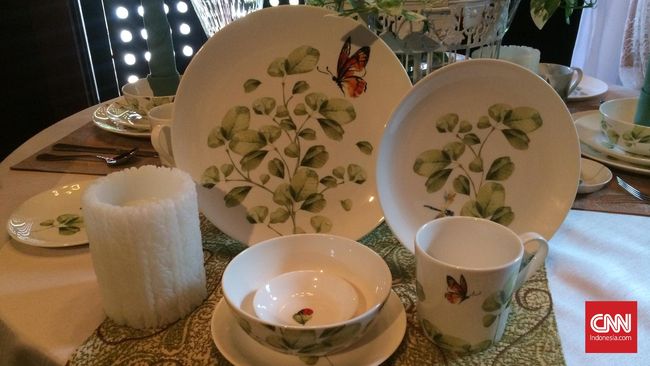 Desainer Sebastian Gunawan merambah koleksi dining ware untuk menyambut Tahun Baru China.