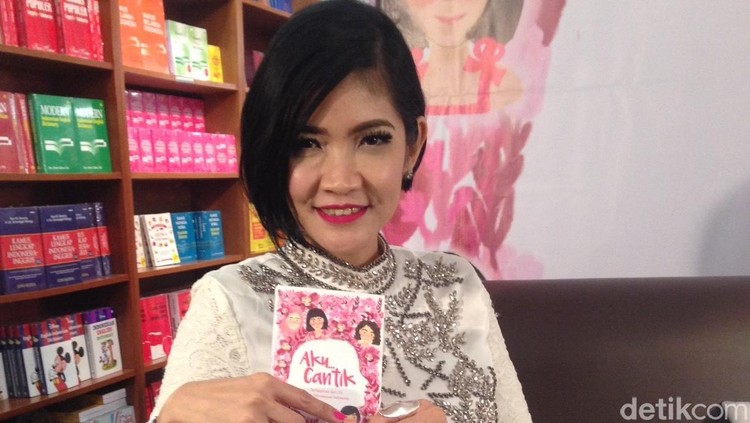 Novelis Fira Basuki memberikan dukungan manis berupa surat terbuka untuk Istri Bani 'Seventeen'.