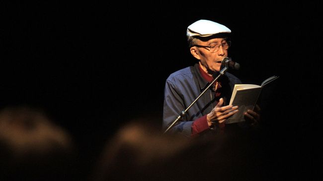 Sastrawan Sapardi Djoko Damono membacakan puisi karyanya dalam acara AriReda Menyanyikan Puisi di Teater Kecil Taman Ismail Marzuki, Rabu (27/1).