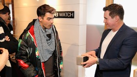 Jaket Mangkuk Ayam Jago Joe Jonas Buatan Desainer Indonesia