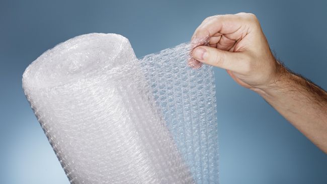 Para siswa sekolah mode di New York menciptakan beragam busana unik yang dibuat dari bahan plastik gelembung atau bubble wrap.