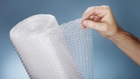 Siswa di Amerika Desain Busana Siap Pakai dari Bubble Wrap