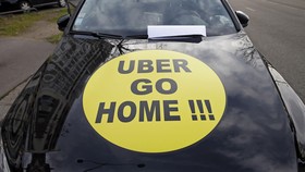 Sopir Taksi Argentina Blokir Jalan Protes Uber