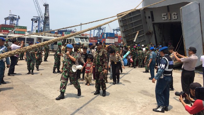 Sebanyak 712 warga eks Gafatar dibawa oleh KRI Teluk Banten 516 dari Pelabuhan Dwikora, Pontianak ke dermaga Kolinlamil di Tanjung Priok, Jakarta Utara.