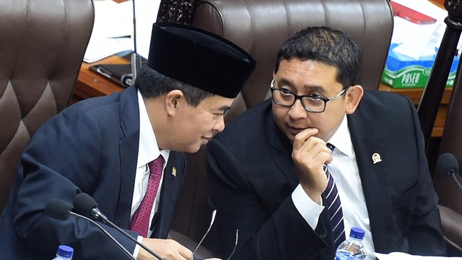 Wakil Ketua DPR Fadli Zon menilai tidak ingin memberatkan calon independen sehingga tidak bisa mencalonkan secara perseorangan.