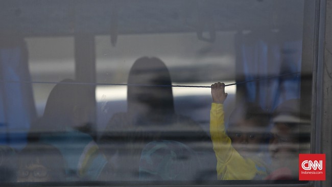 Ratusan warga eks Gafatar yang dipindahkan Pemerintah dari Kalimantan mengalami kendala saat mengurus status kependudukan mereka di lokasi tujuan.
