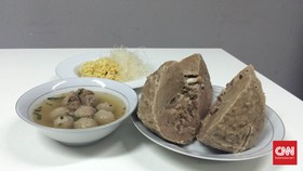 Melahap Bakso Seukuran Bola Dunia