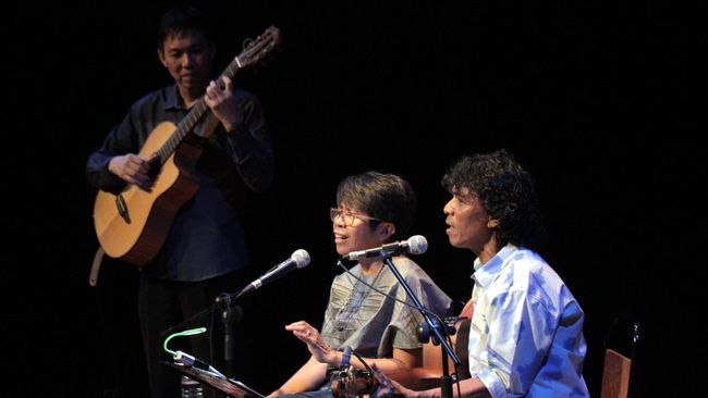 Momen menyenangkan kala menyimak puisi Hujan Bulan Juni karya Sapardi Djoko Damono dilagukan AriReda.