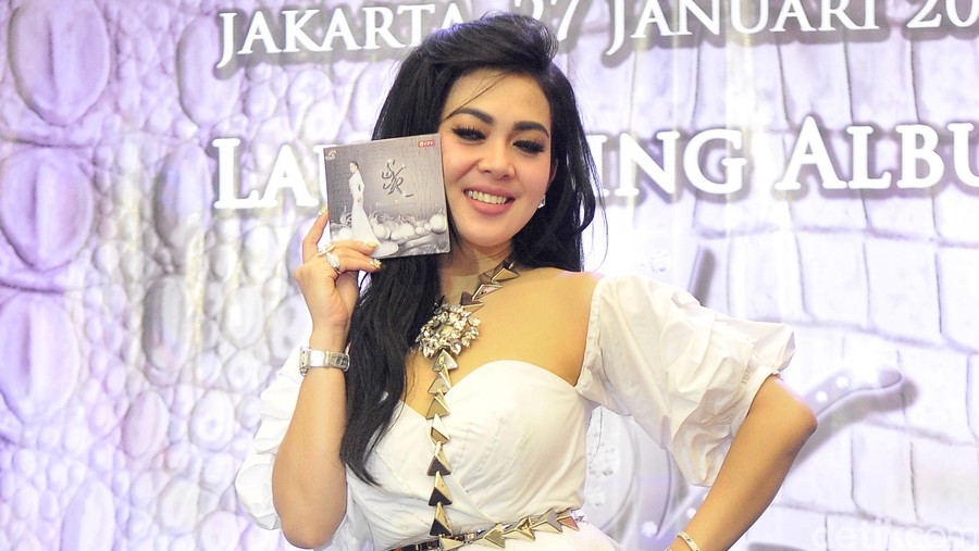Fakta menarik ayah angkat Syahrini bernama Laures.