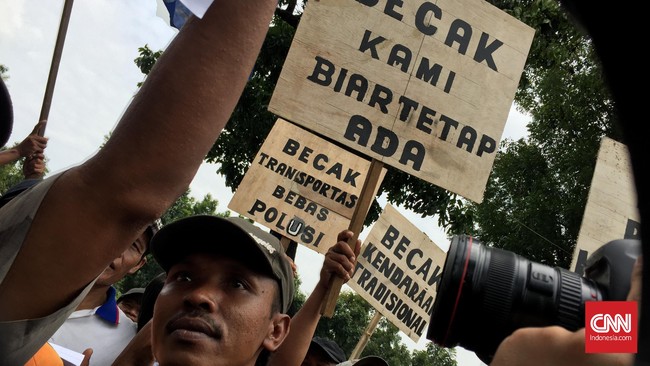 Gubernur Ahok menilai tindakan tukang becak saat ini kerap beroperasi di tempat yang sudah dilarang. Dia pun menolak untuk memberi toleransi lebih.