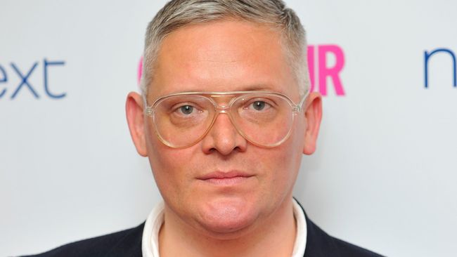 Desainer kebanggaan Inggris Giles Deacon meninggalkan jadwalnya di pekan mode London dan memilih bergabung dengan Paris Haute Couture.