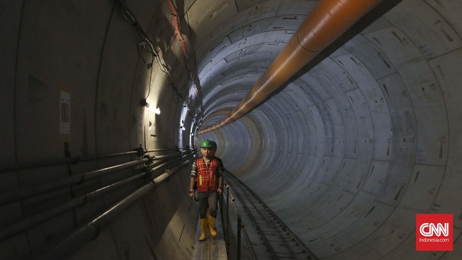 Gubernur Ahok akan memberi tindakan tegas berupa pemecatan dan penggantian petugas baru bagi yang melakukan kesalahan dalam pembangunan proyek MRT.