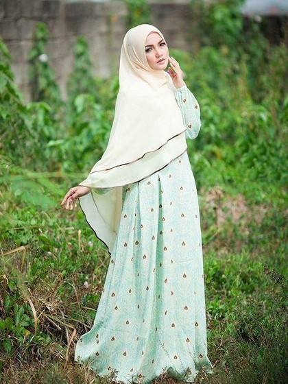 Reista Putri, Model Cantik Garut yang Mendulang Rezeki karena Hijab Syari