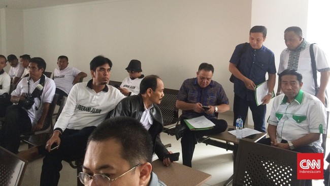 Menurut Lulung kasus UPS yang sudah menghasilkan tiga tersangka dan satu terdakwa tersebut dijadikan lahan pencitraan oleh Ahok.