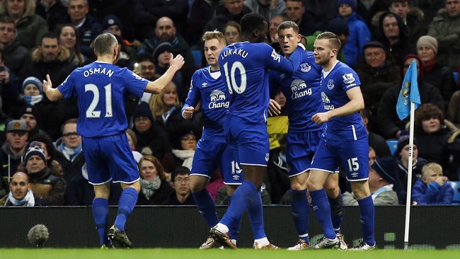 Everton untuk sementara berhasil unggul atas tim tamu Tottenham Hotspur dalam babak pertama laga perdana Liga Inggris musim 2016/17 berkat Ross Barkley.