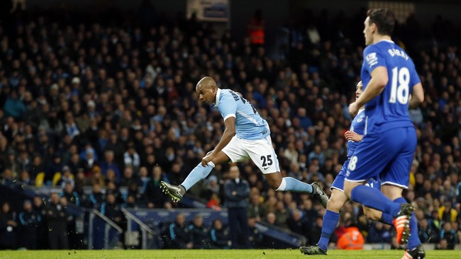 Manchester City dalam posisi sulit setelah ditahan imbang 1-1 oleh Everton hingga jeda babak pertama leg kedua semifinal Piala Liga di Stadion Etihad.