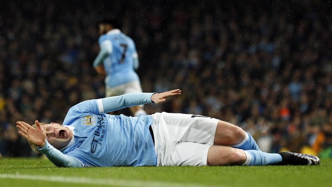 Pemain termahal di bursa musim panas Kevin De Bruyne harus menepi karena cedera selama 10 pekan karena cedera yang diderita di ujung laga semifinal Piala Liga.