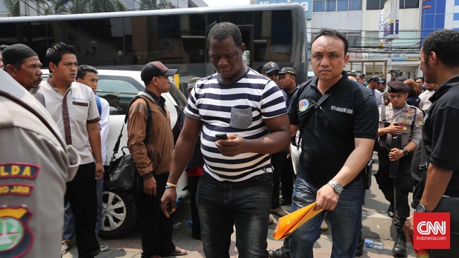 Penangkapan anggota jaringan narkotik internasional di Jakarta ini ialah pengembangan dari penggerebekan gudang narkoba di Jepara, Jawa Tengah, dua hari lalu.