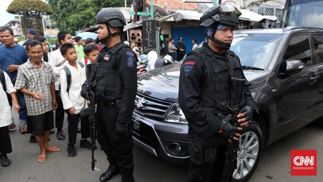 Dari tangan tersangka polisi mengamankan sebanyak 33,5 kilogram methaphetamine yang telah dikemas dalam empat buah filter udara alat berat.