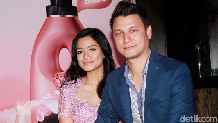 Di ulang tahun pernikahannya, Titi Kamal dapat kado manis dari suaminya, Christin Sugiono. Apa ya?