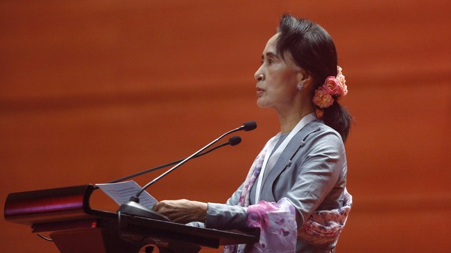 Aung San Suu Kyi memang tidak bisa menjadi presiden karena terganjal undang-undang, namun dia tetap masih bisa menyetir kebijakan pemerintahan Myanmar.