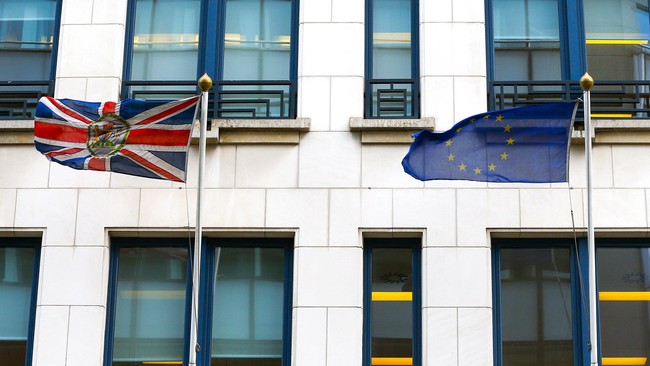 Jajak pendapat terkait Brexit akan dilangsungkan pada 23 Juni 2016, yang hasilnya dapat berimplikasi besar terhadap ekonomi dan bursa saham global.